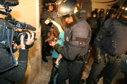 Un mossos treuen a una estudiant a la força